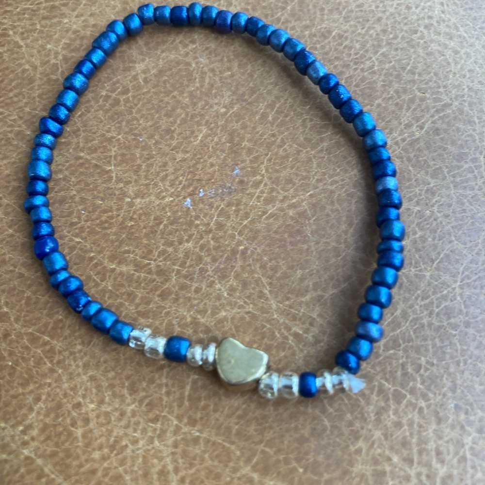 E preppy bracelet. Denim
Blue and gold tone heart. Stretches. Great gift. New